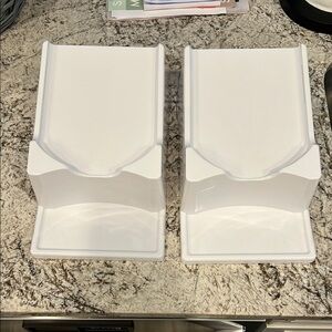 2 laundry detergent trays